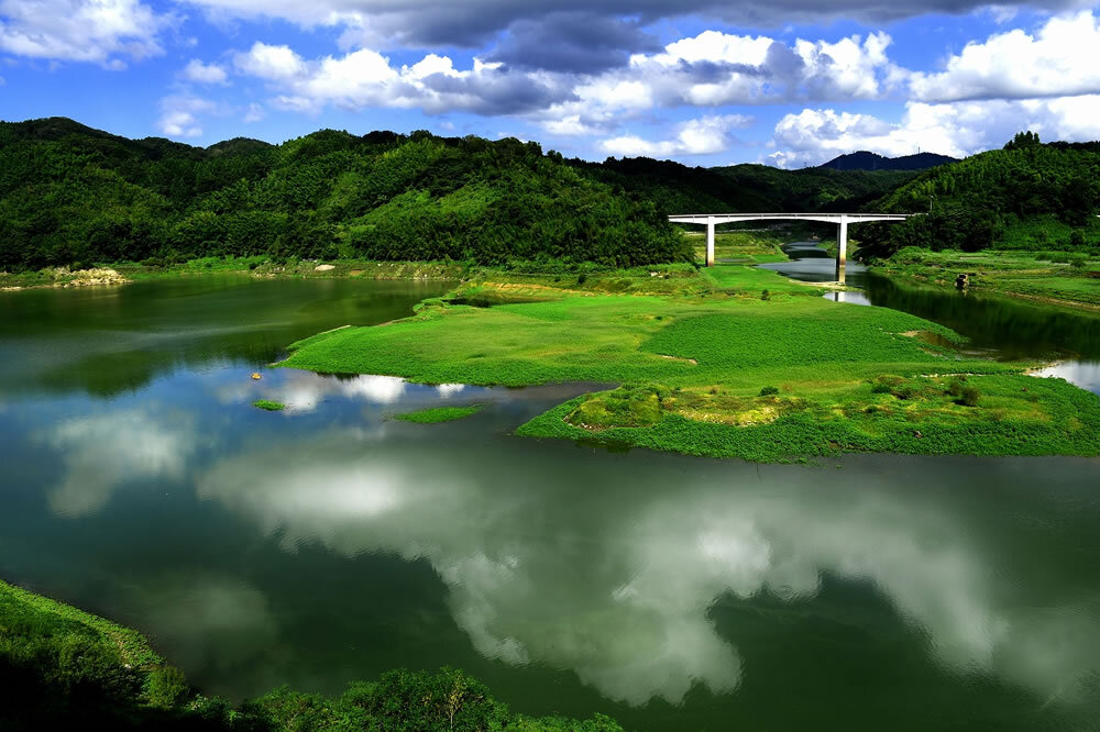 八雲立つさくらおろち湖