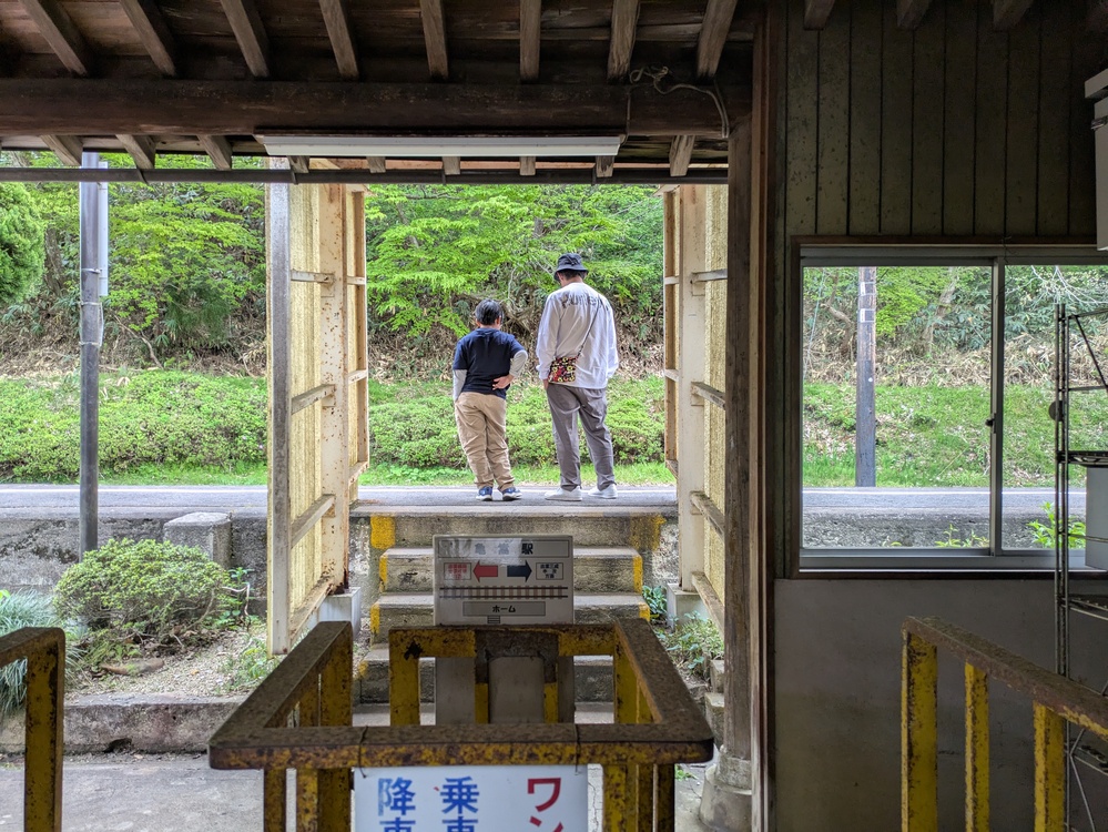 入選　汽車を待つ親子